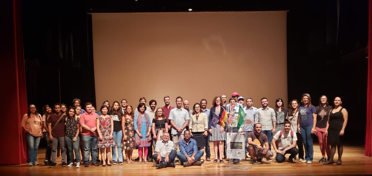Pesquisadores do Brasil, do Reino Unido e da Alemanha reunidos no Teatro do IFG - Câmpus Goiânia. Pesquisadores do Brasil, do Reino Unido e da Alemanha reunidos no Teatro do IFG - Câmpus Goiânia.